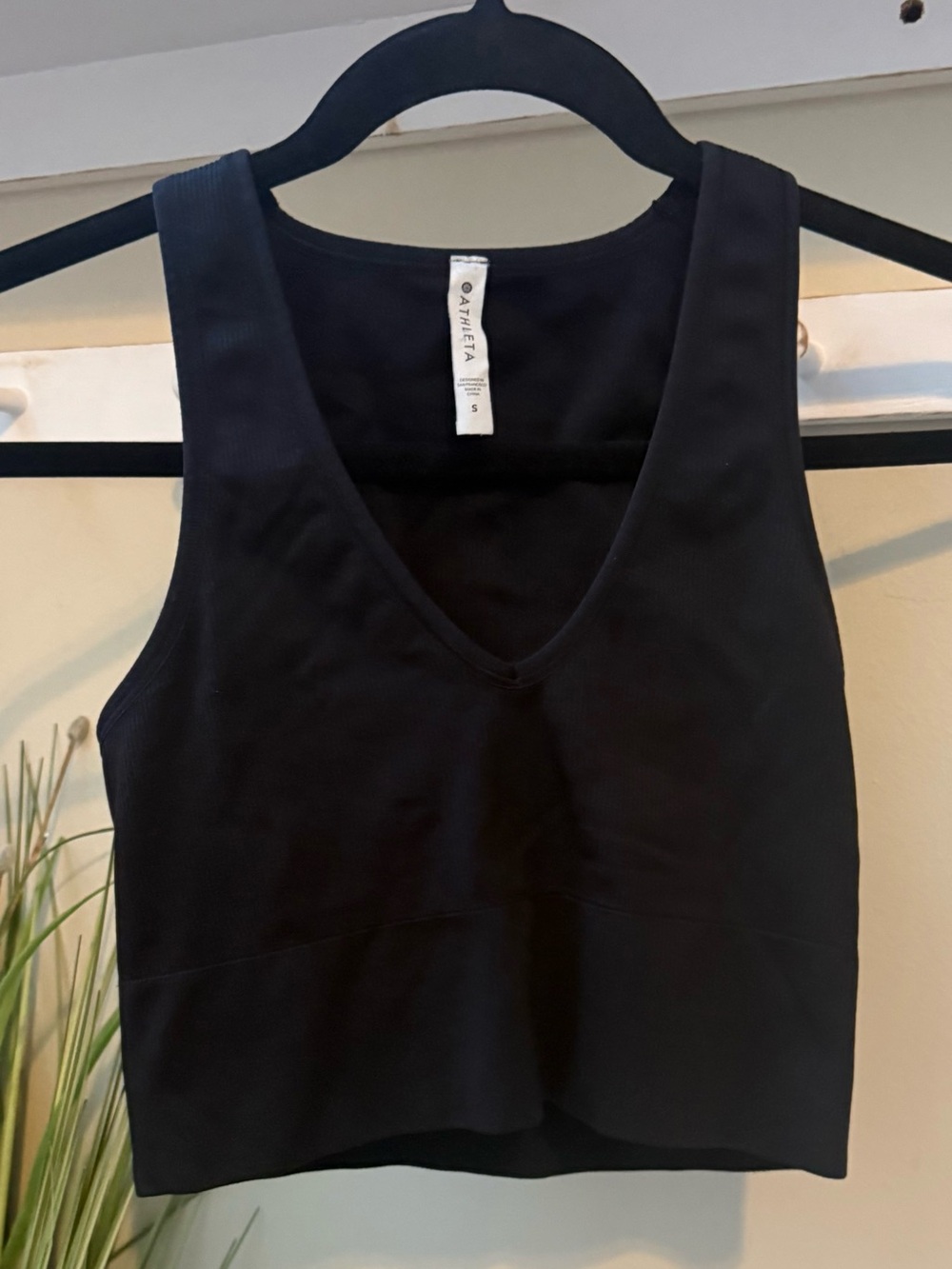 Athleta Black Aurora Seamless Crop Ribbed Transcend V Neck Crop Tank Top Shirt